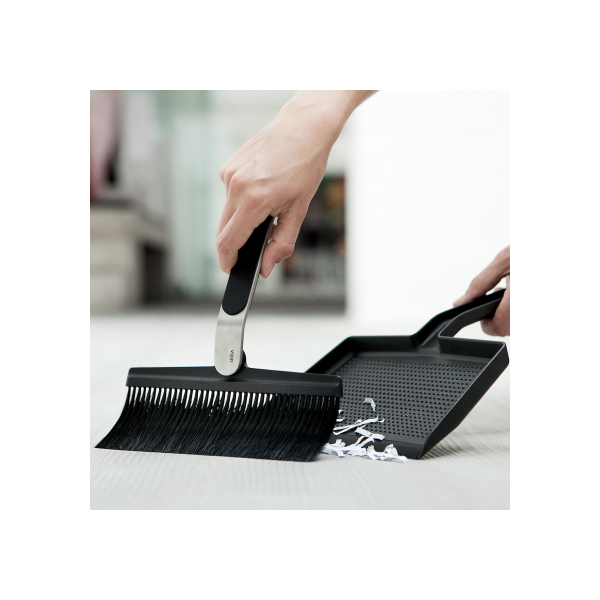 vipp broom and dustpan 