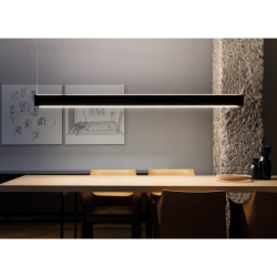 (Kuvan versiossa toinen valonlähteistä osoittaa ylös (uplight), ja vain toinen alas)