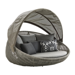 Täydennettynä katoksella