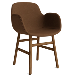 Form Armchair käsinojallinen tuoli, verhoiltu pähkinä